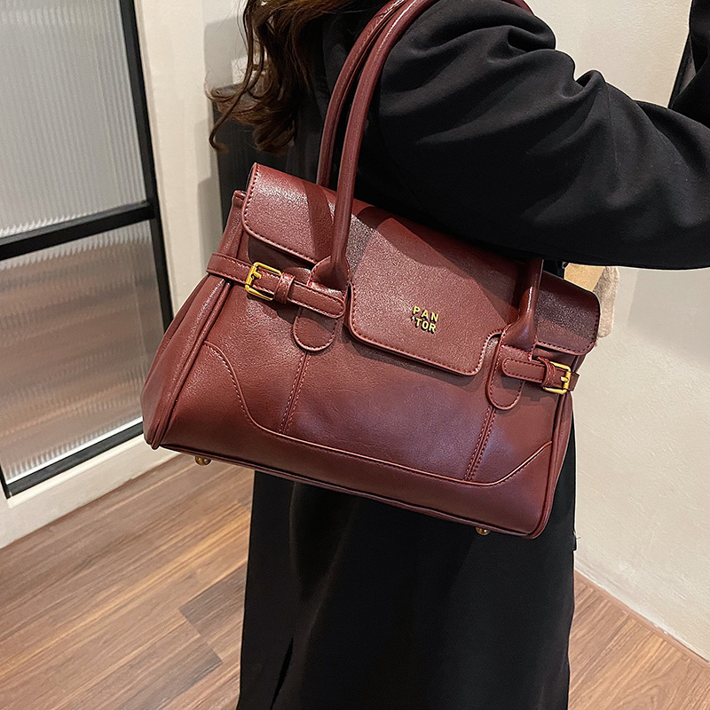 A high-capacity tote handbag for women's 2024 new design, featuring a high-end, light luxury and niche underarm briefcase Application Scenario