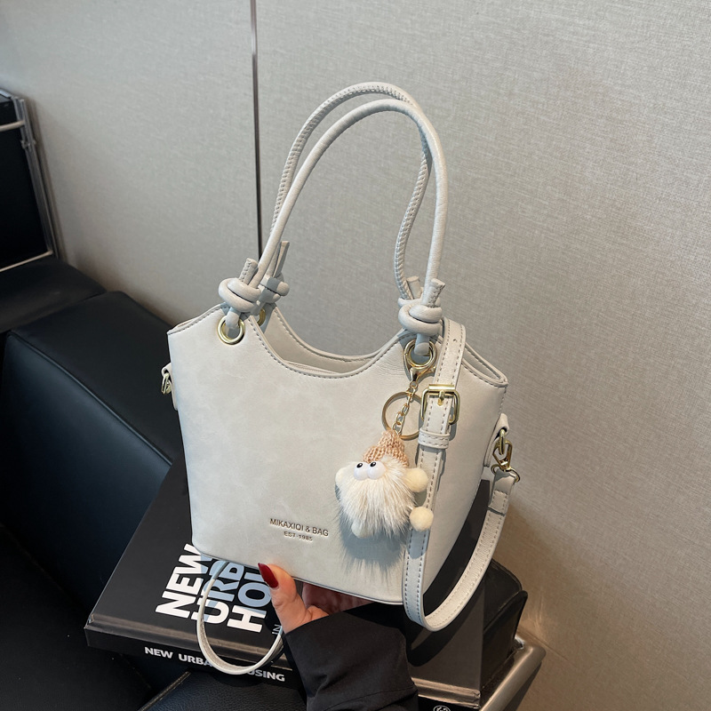 This year, niche design sense hand-held crossbody bags, bucket bags, women's 2025 new fashionable and versatile small bags are in vogue Application Scenario