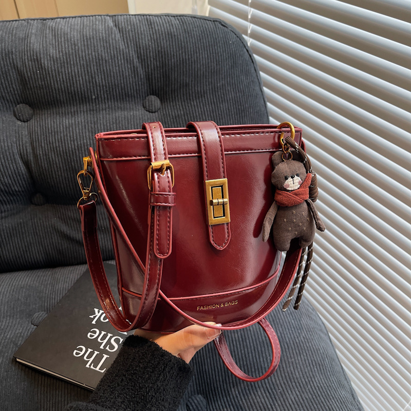 A high-end and fashionable bucket bag for women in 2025, a trendy, casual and versatile single-shoulder bag with a niche design Specification drawing
