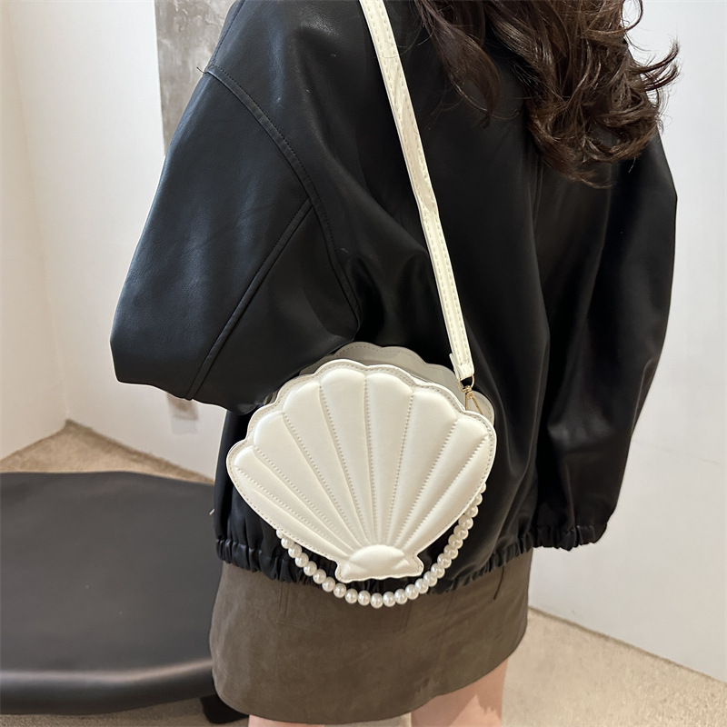 Single-shoulder bag with a unique and elegant design, chain crossbody bag, Korean style, French style, versatile and simple shell bag for commuting details Picture