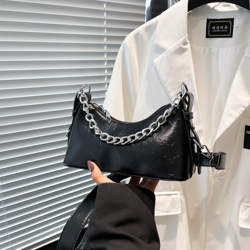 The 2025 new solid-color simple chain underarm bag with a niche design sense for women, a fashionable and trendy crossbody bag full figure
