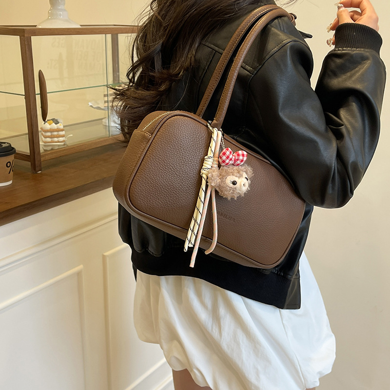 A new, high-end, retro and versatile single-shoulder underarm bag for women in 2025, a niche Korean hand-held bowling bag Specification drawing