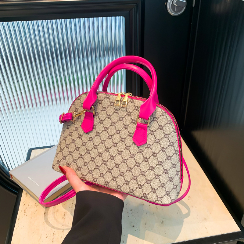 Casual, fashionable, simple and large-capacity handbag for women, a new summer 2024 stylish commuting single-shoulder shell bag full figure