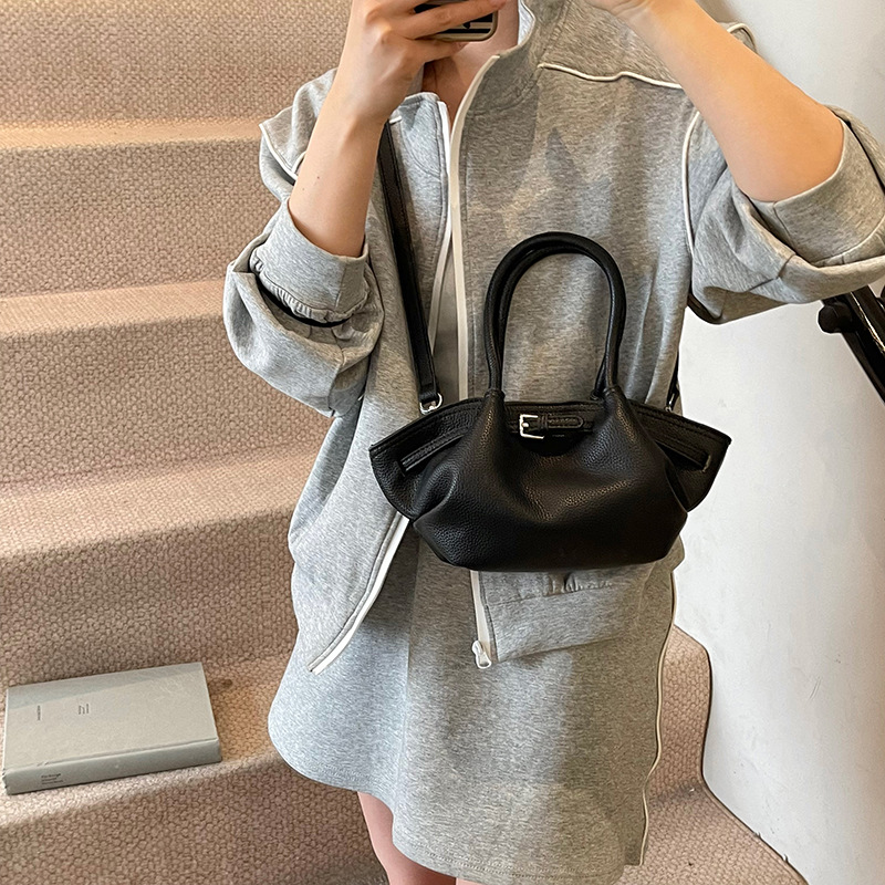 A niche design large-capacity vegetable basket bag for women, a new Spring/Summer 2025 fashionable, trendy and high-end single-shoulder crossbody bag Application Scenario