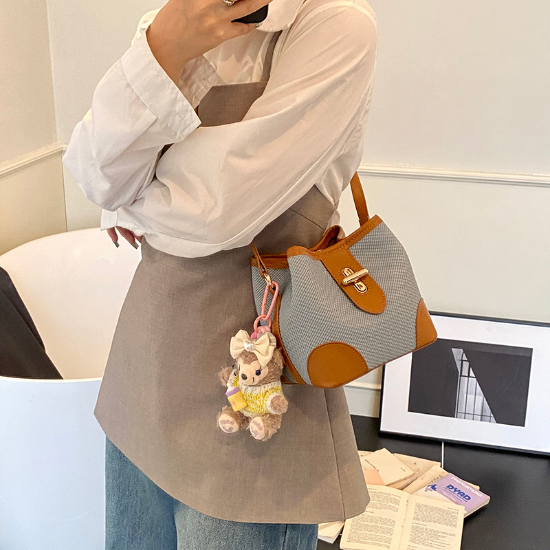 The 2025 new high-end lychee pattern hand-held bucket bag is a stylish and versatile single-shoulder bag for women and a trendy crossbody bag Application Scenario