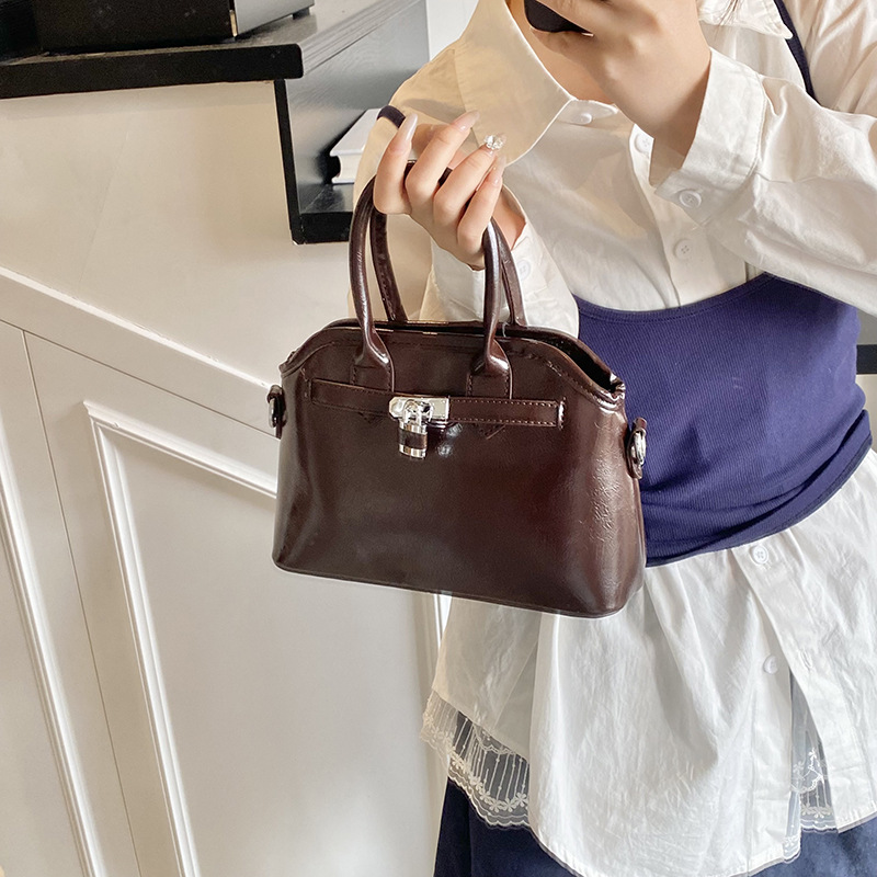 Simple soft leather handbag for women, 2025 new style, fashionable and niche single-shoulder underarm bag, high-end crossbody Kelly bag Application Scenario