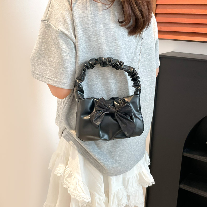 This year, retro small bags are in vogue. In 2025, there are new trendy and fashionable sweet girl bow handbags and crossbody bags details Picture