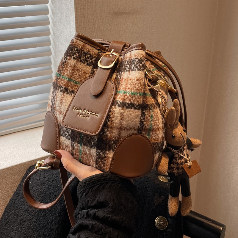 This high-end and versatile crossbody bucket single-shoulder small bag is a trendy checkered bestseller for women's work in the spring of 2025 Application Scenario