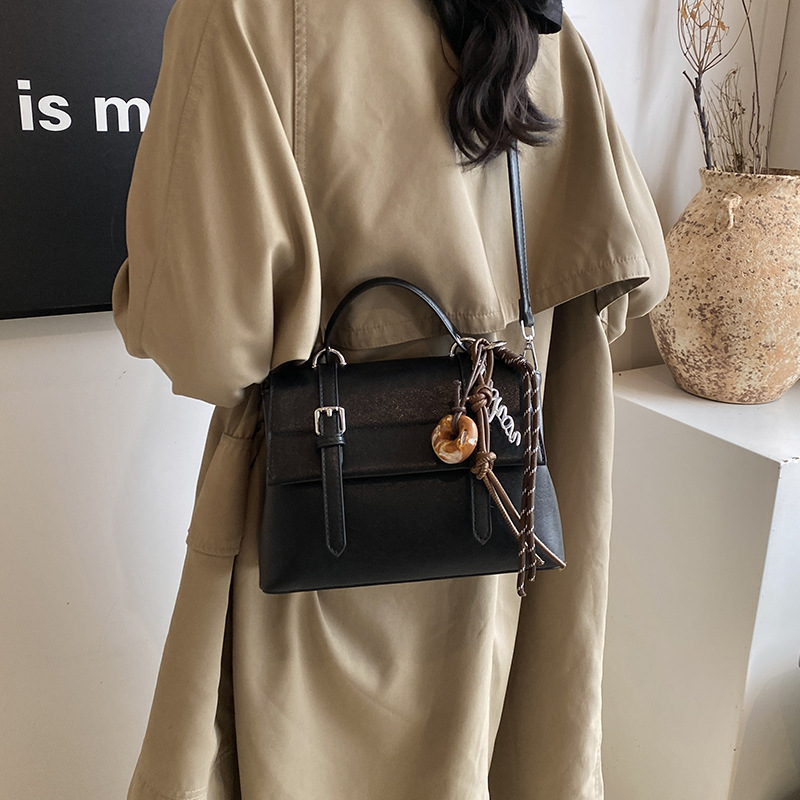 A niche British college style handbag for 2025, a fashionable and trendy single-shoulder crossbody bag, a casual and retro messenger bag Application Scenario