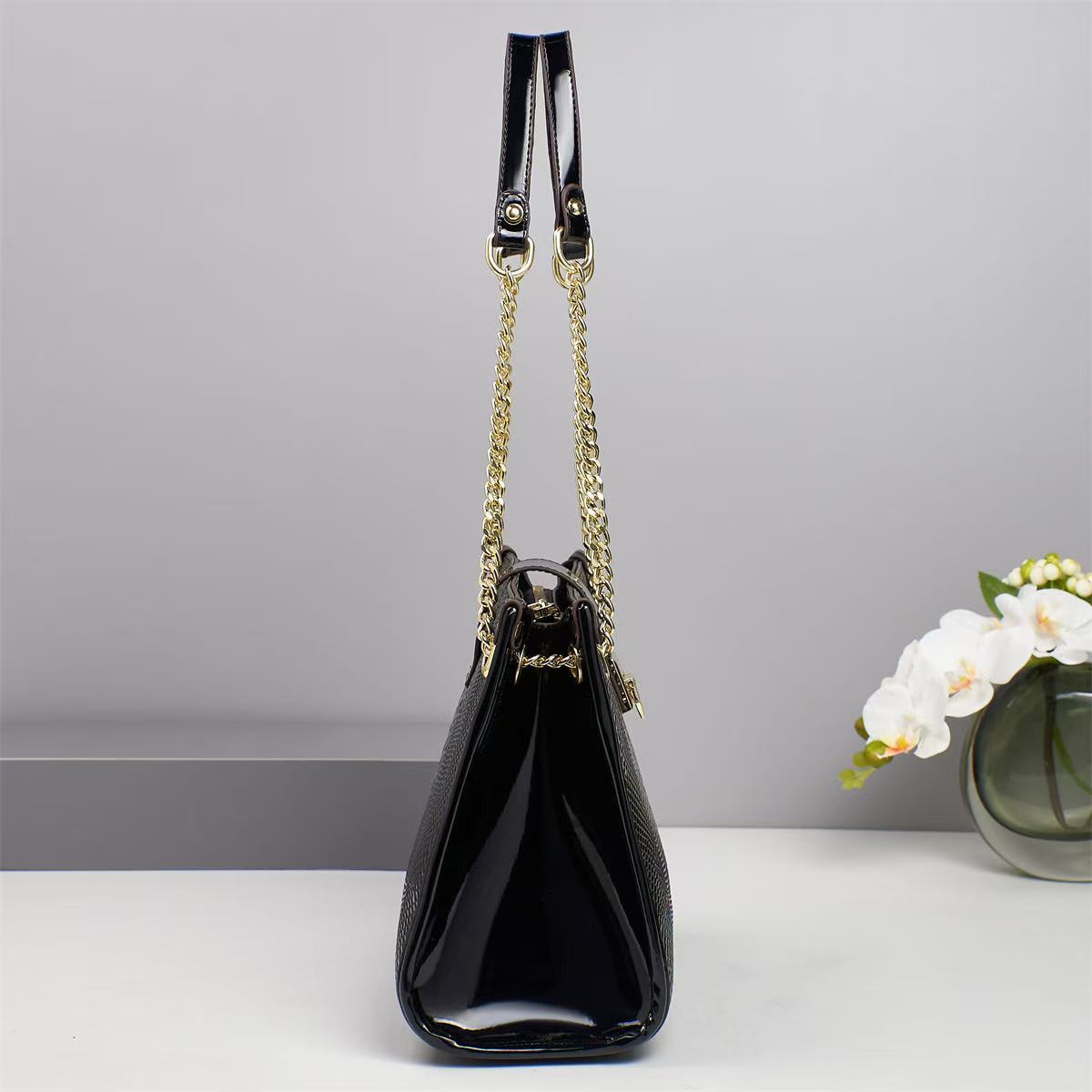 A new 2025 European and American fashion bag for your mom, featuring a large capacity, trendy hand-held single-shoulder bag with snake pattern embossing Specification drawing