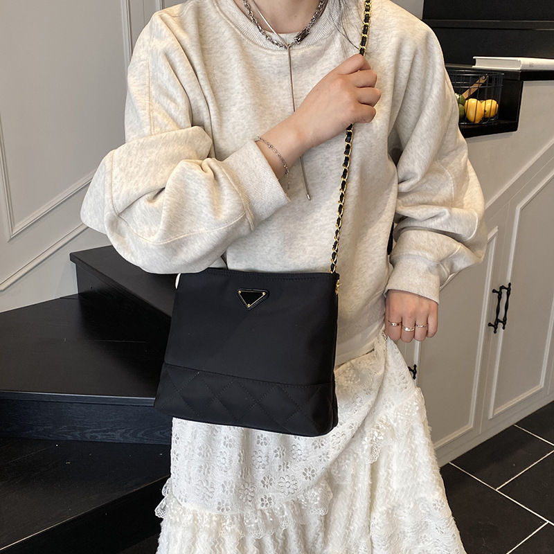 The 2025 new Chanel-style chain bag is a trendy bestseller for women. It features a large-capacity diamond-shaped waterproof and fashionable single-shoulder crossbody bag Application Scenario
