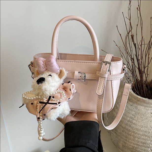A retro and high-end hand-held small square bag for women in the summer of 2025, a fashionable and stylish solid color single-shoulder crossbody bag for commuting full figure