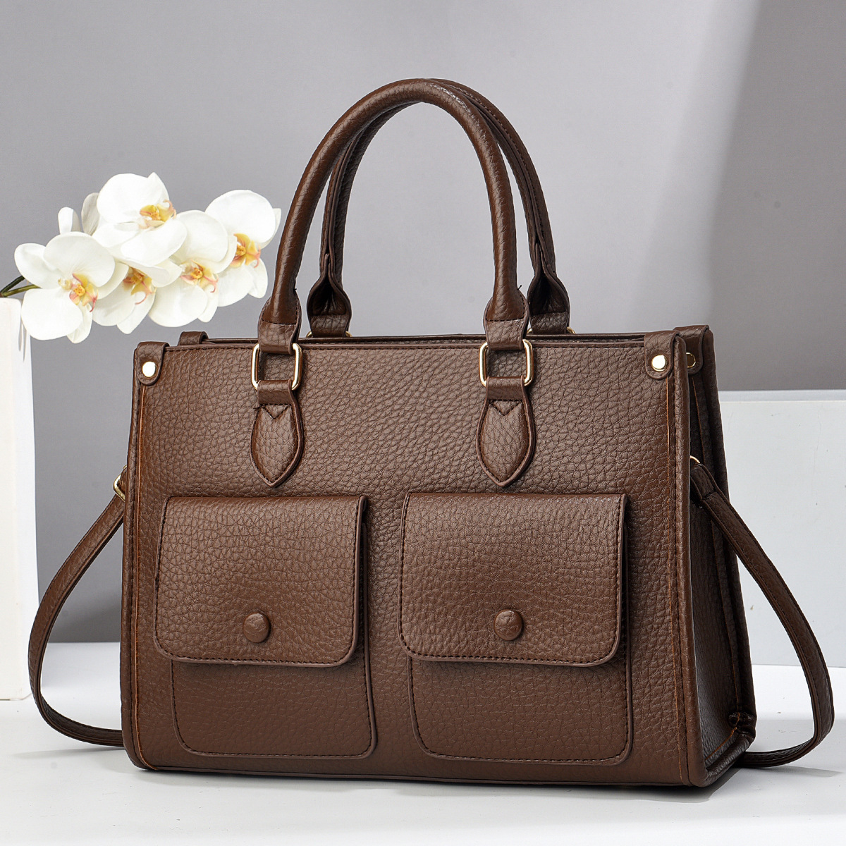 A new 2024 trendy handbag for middle-aged women, a spacious and large-capacity commuting crossbody bag for mom full figure