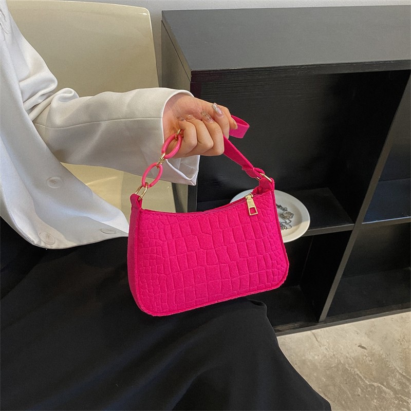 Single-shoulder bag for women, niche design, high-end texture, underarm bag, 2023 new crescent-shaped saddle bag, handbag Application Scenario