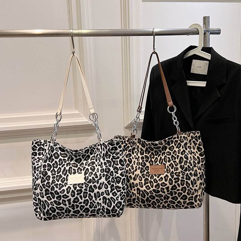 Casual and fashionable canvas women's bag 2024 new style Korean version hand-held large-capacity leopard print hand-held single-shoulder tote bag for cross-border Application Scenario