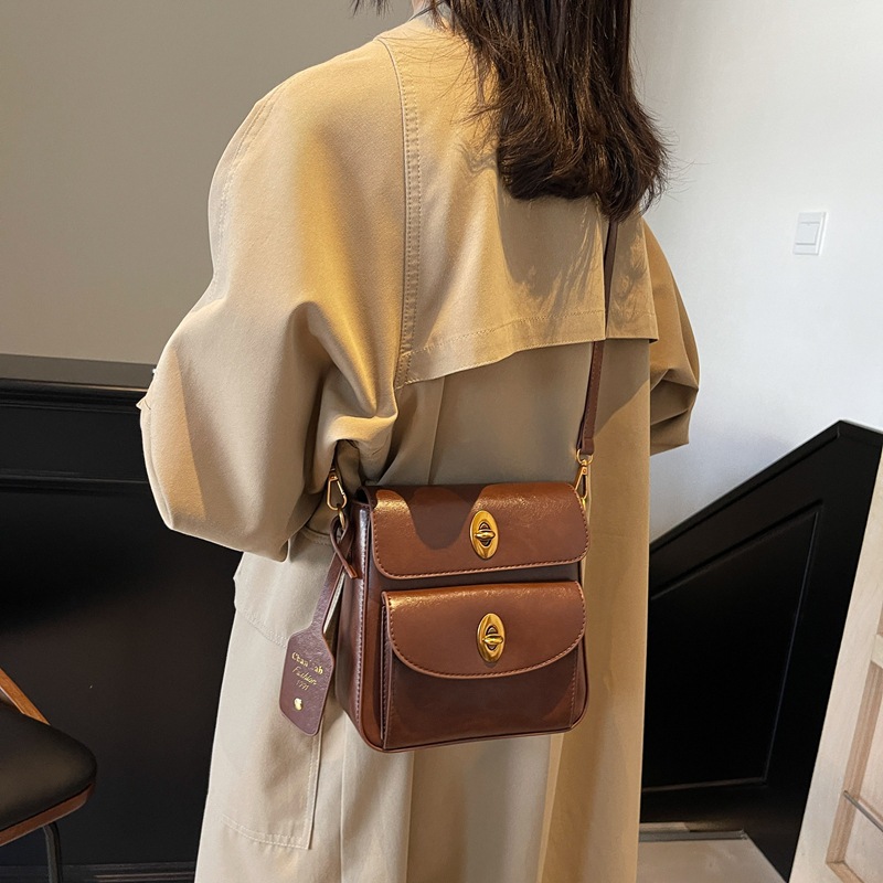 New small bag for women 2024, retro, simple and versatile small square bag, high-end texture, trendy and fashionable commuting crossbody bag Application Scenario