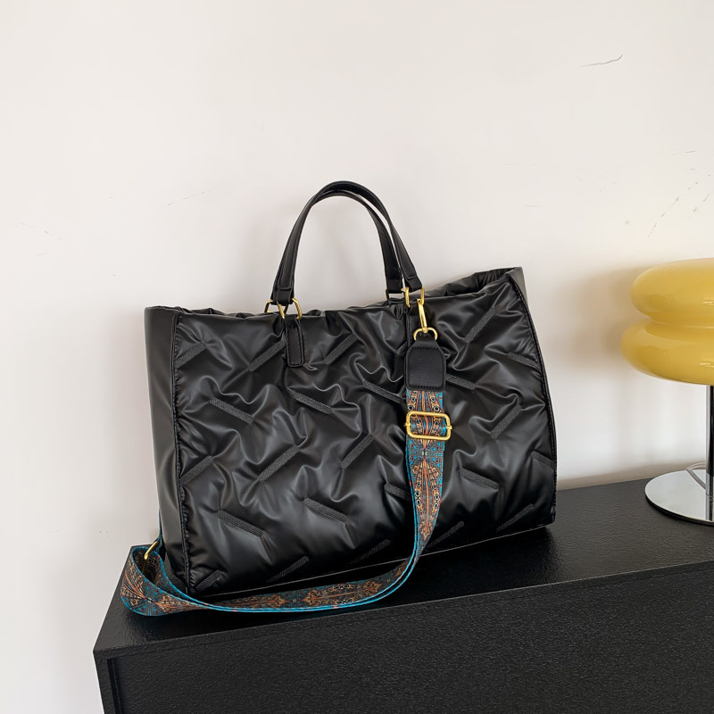The 2023 new women's fashion large-capacity bag is a trendy and versatile hand-carry commuter single-shoulder tote bag details Picture