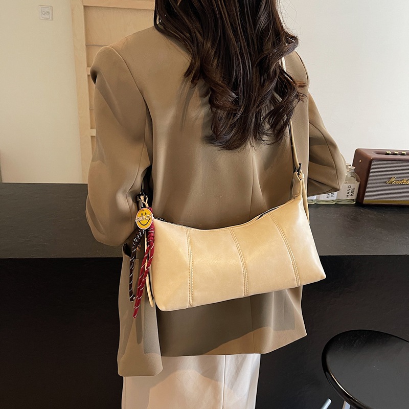 High-end texture retro bag for women, large capacity 2024 new model, niche design, crossbody horn bag, commuting dumpling bag Application Scenario