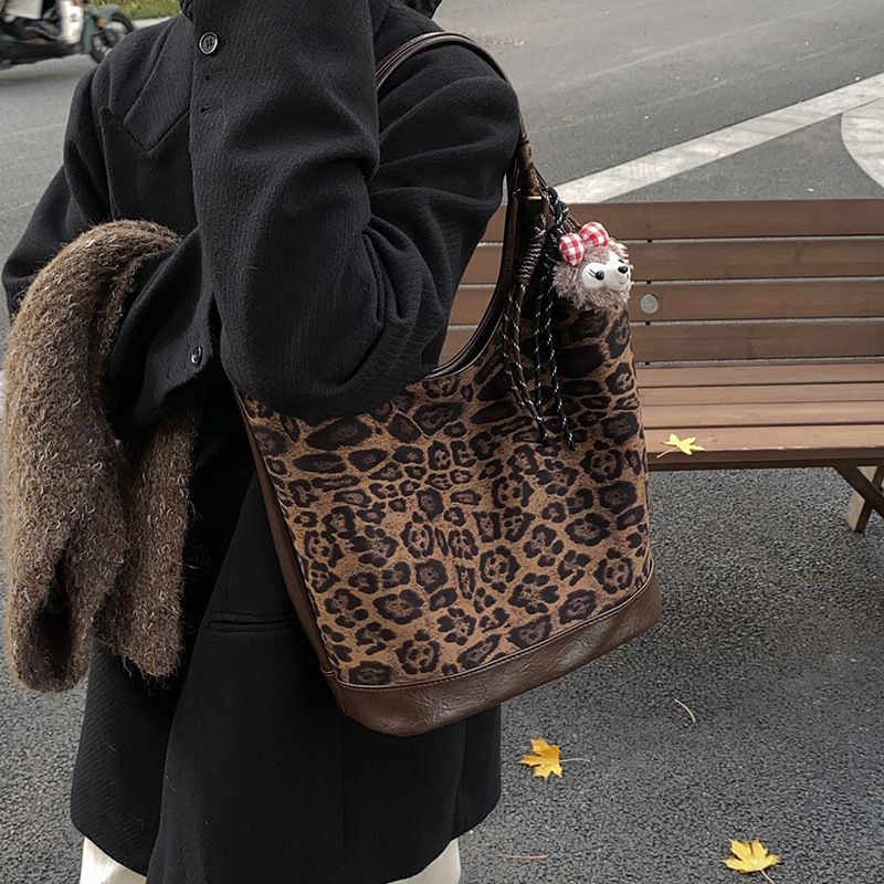 Fashionable and casual leopard print underarm bag for women 2024 new style, retro and fashionable, matte, trendy and versatile, large-capacity single-shoulder bag full figure