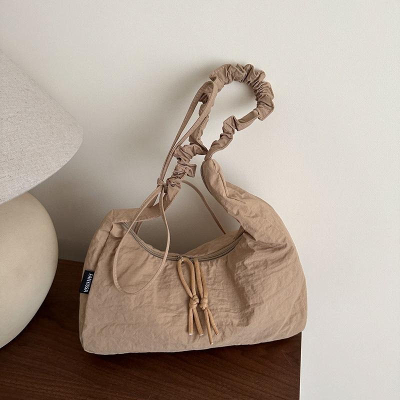 Summer large-capacity pleated drawstring shoulder strap dumpling bag for women, casual and versatile, suitable for class and commuting, single-shoulder crossbody large bag full figure