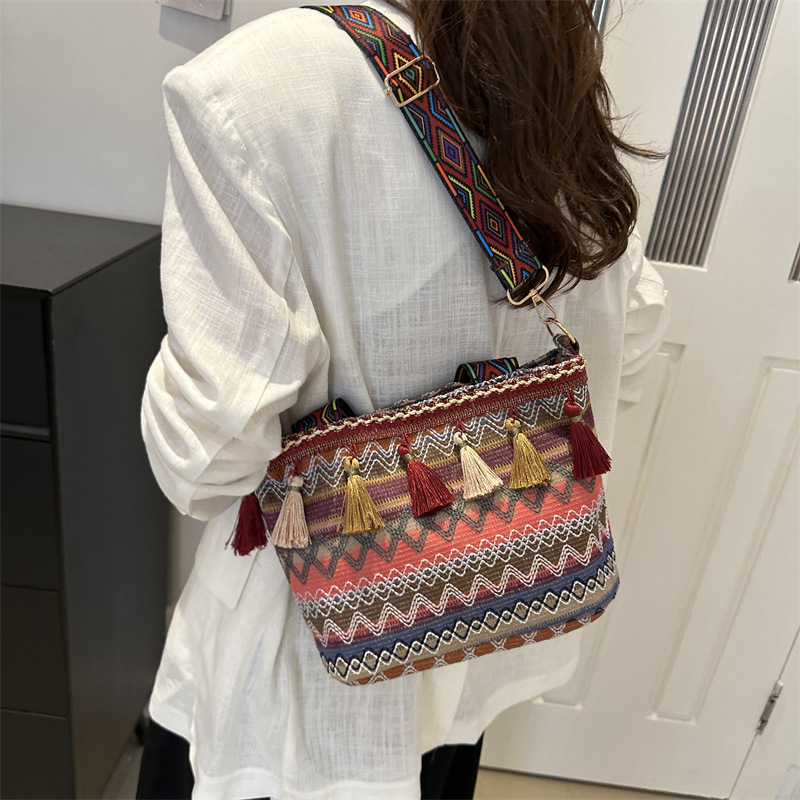 Ethnic style large-capacity tassel personalized tote bag, 2024 new single-shoulder crossbody bag, Bohemian niche women's bag Specification drawing