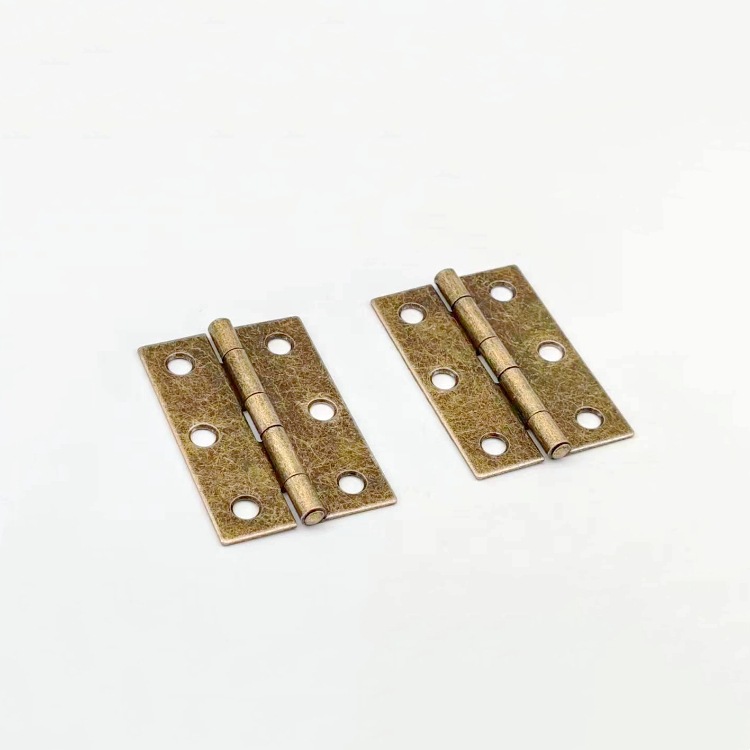 Direct sales from the manufacturer of antique copper-colored hinges. Retro door hinges. 2.5-inch small wooden box packaging gift box. The hinges are green and ancient details Picture