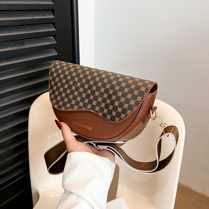 This is a new 2025 stylish and elegant single-shoulder crossbody bag with a stylish and retro lid and a leopard print texture full figure