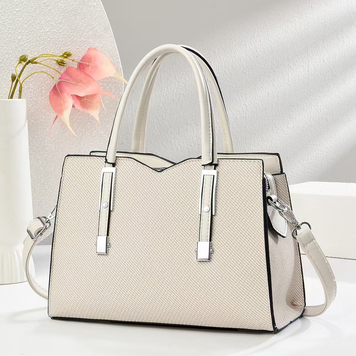 The new handbag of "Bag Girl 2025" is trendy and fashionable, with a large capacity. It is a cross-border versatile, simple and light luxury crossbody bag details Picture