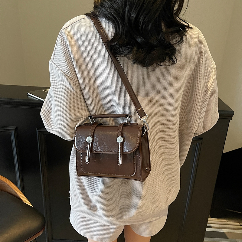 The 2025 new retro niche commuter handbag is a versatile and fashionable single-shoulder bag for women. It is in a solid color and simple yet trendy crossbody bag details Picture