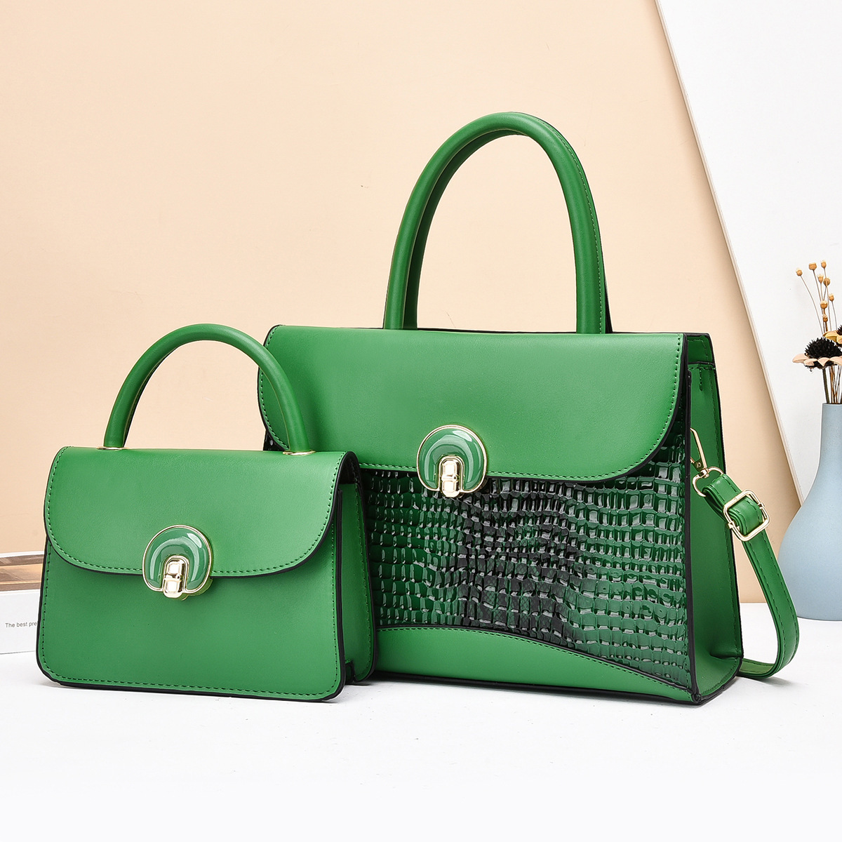 Crocodile pattern two-piece set mother and child bag 2024 Cross-border new fashion women's single-shoulder crossbody large capacity hand-held women's bag Application Scenario