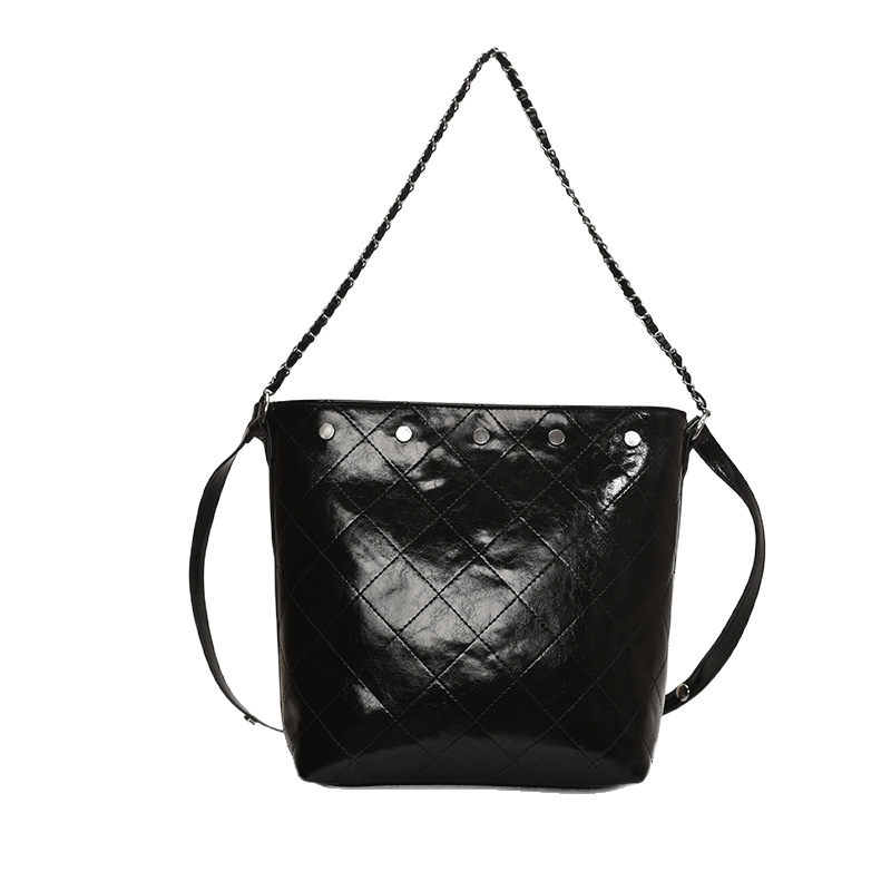 2025 New trendy rivet large-capacity hand-held bucket bag for women, retro and fashionable, diamond-shaped chain single-shoulder crossbody bag Item Picture