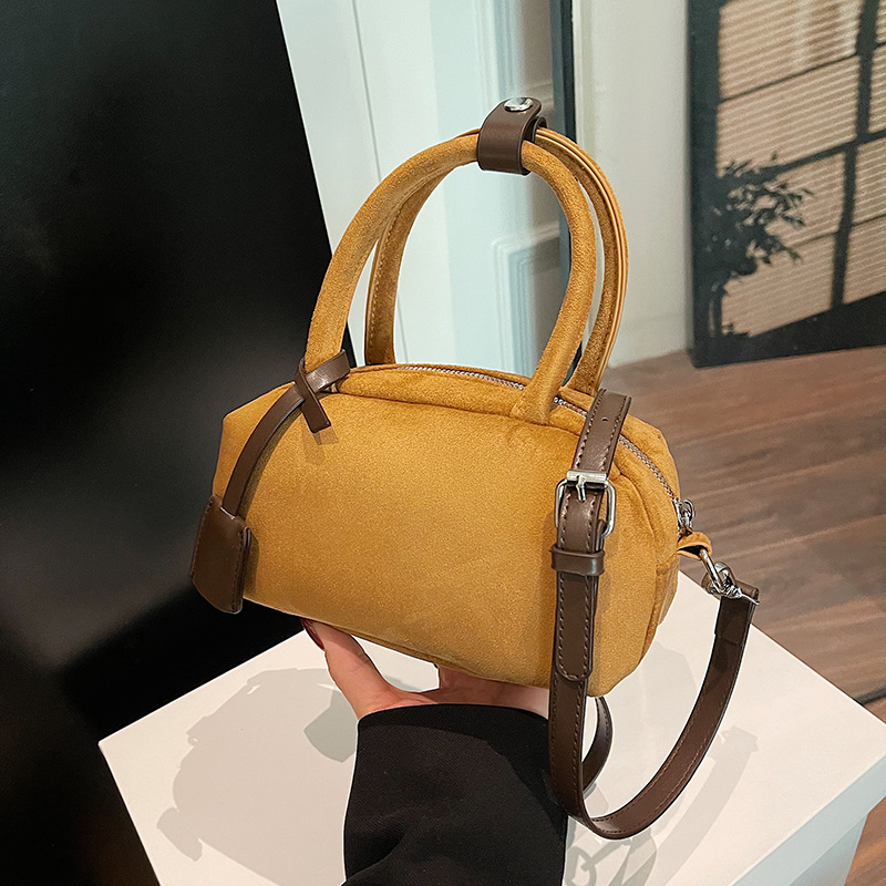 This Korean-style ins fashion versatile hand-held pillow bag features a casual and niche design. It is a single-shoulder crossbody bag for commuting to work details Picture