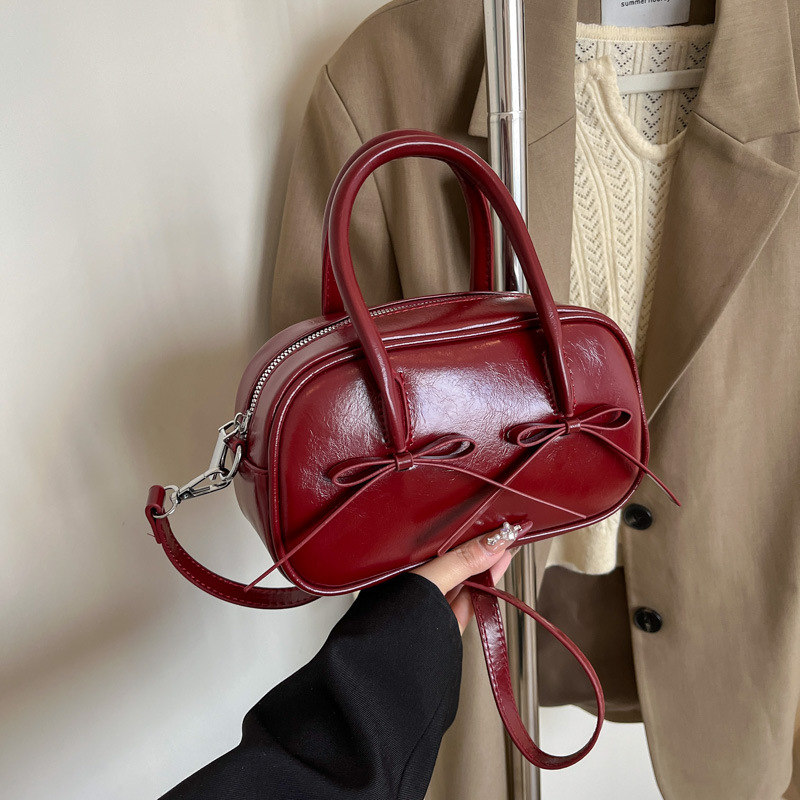High-end oil-wax leather small bag for women, 2025 new style, trendy and versatile casual crossbody bag, fashionable hand-held bowling bag Application Scenario
