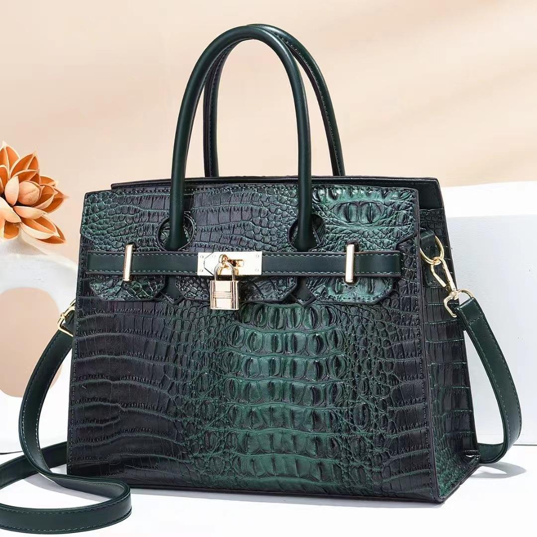 The 2022 new cross-border fashion large-capacity crocodile pattern handbag for middle-aged women Application Scenario