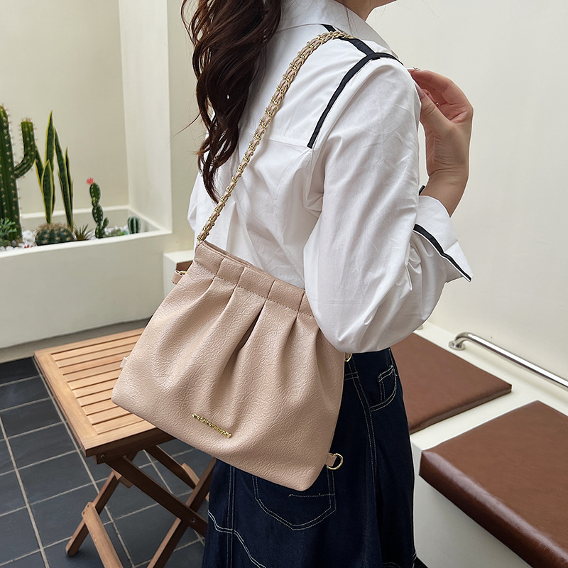 A versatile and trendy backpack for women in 2025, a high-end pleated single-shoulder bag, a fashionable chain bag, and a niche crossbody bag Specification drawing
