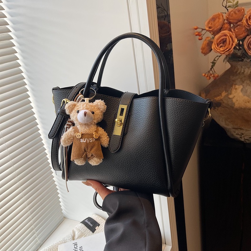 Large-capacity bag for women 2025 new style, trendy, versatile and simple single-shoulder crossbody bag, casual work hand-held bucket bag Application Scenario