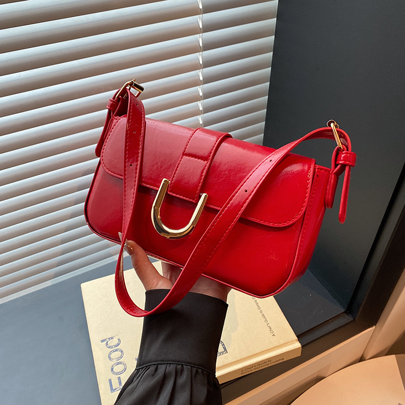 The wine-red bag exudes a retro and high-end vibe. It's a fashionable shiny leather hand-held underarm bag and a trendy and individual single-shoulder crossbody bag full figure