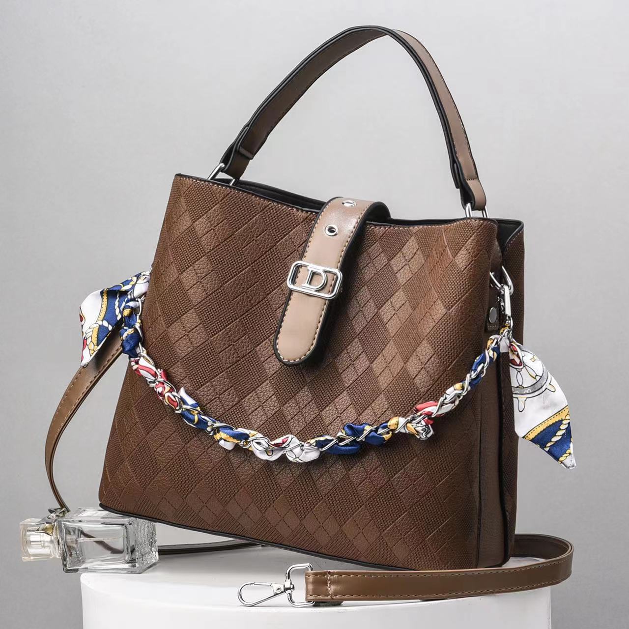 The 2022 new style of women's handbags is fashionable, versatile, simple, large-capacity, single-shoulder, and elegant. It's a trendy crossbody bag full figure