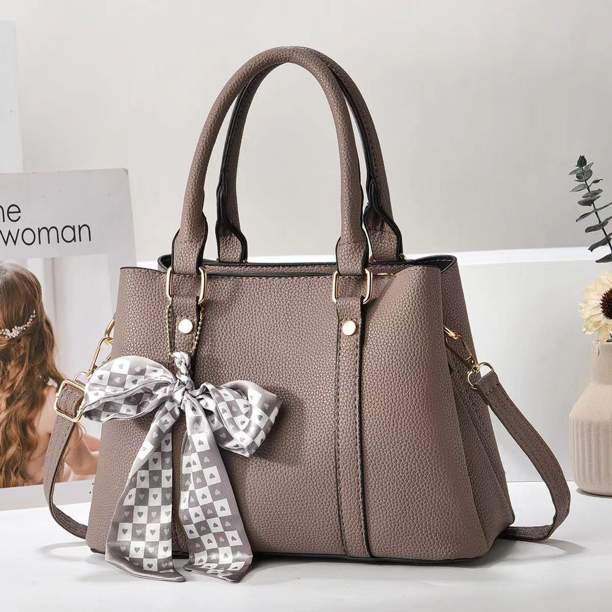 The manufacturer's export bag for women's 2024 new style handbag, single-shoulder crossbody bag, women's fashionable handbag, Korean style texture Application Scenario