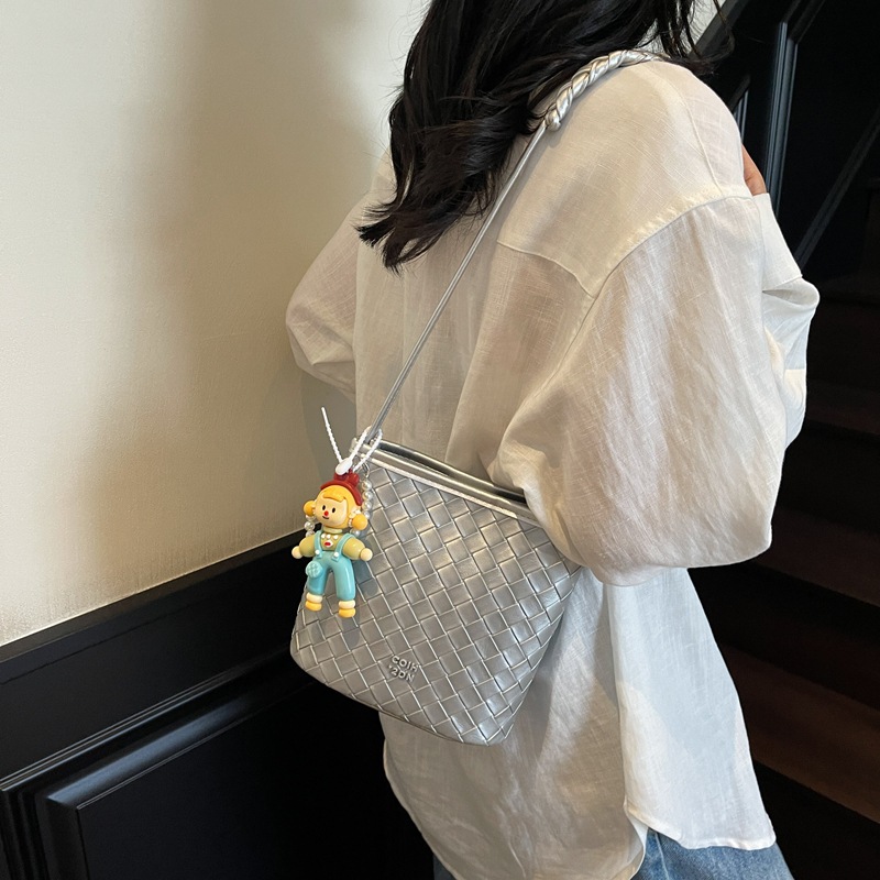 A cross-border niche design, simple and versatile commuting woven bucket bag, a new fashionable single-shoulder crossbody bag for women in summer 2025 Specification drawing