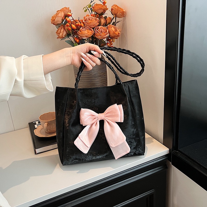 High-end Tote bag for women, 2025 new large-capacity bow handbag, niche color-blocking versatile shoulder bag Application Scenario