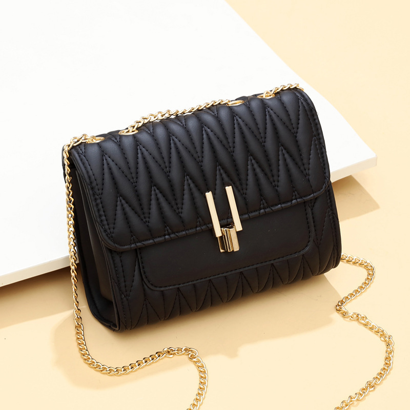 This year, the 2023 new trendy and fashionable chain crossbody bag and small square bag for women's summer is in vogue Application Scenario