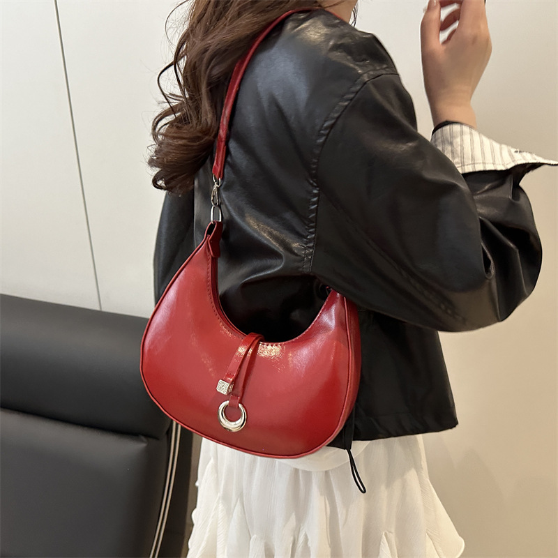 Simple and fashionable crescent-shaped bag for women, 2025 new Korean solid color niche design single-shoulder bag, elegant commuting crossbody bag details Picture