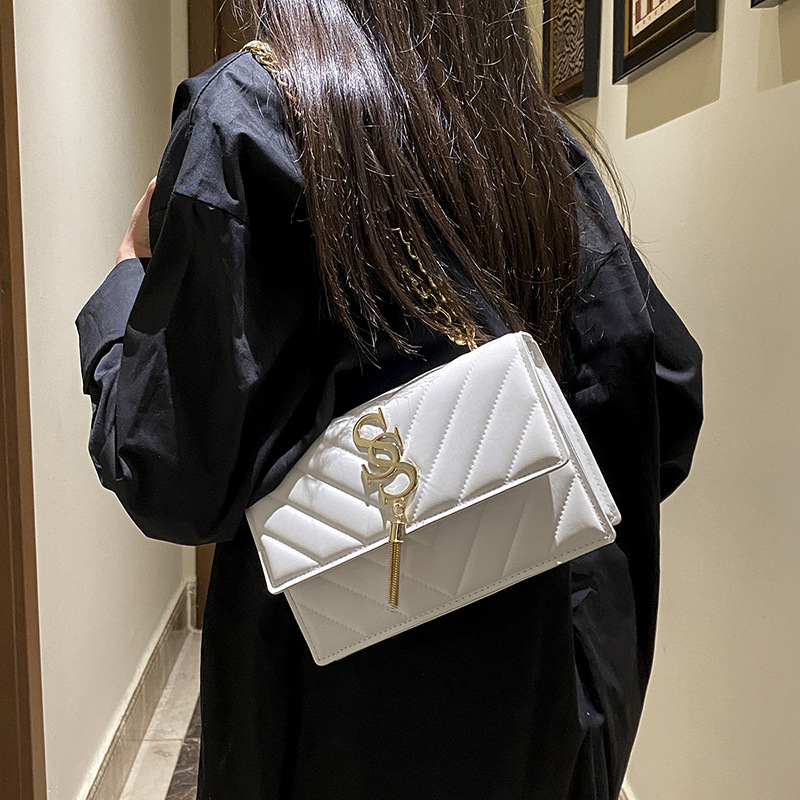 The new Spring 2025 small square bag is versatile and stylish with tassels. It's an Instagram niche single-shoulder crossbody bag with a cool and stylish look Specification drawing