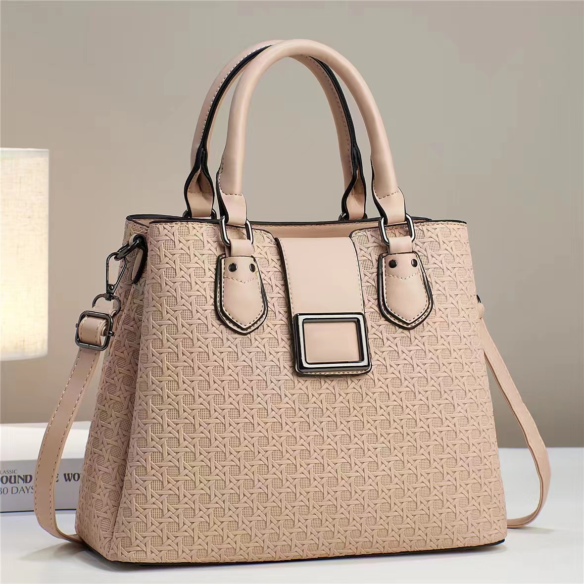 Grand single-shoulder cross-border crossbody bag 2024 new style for women, embossed and fashionable printed mom bag, versatile single-shoulder Application Scenario