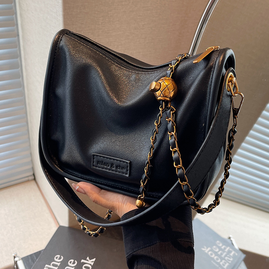 Chain bag, fashionable and versatile crossbody bag, stylish single-shoulder bag, 2024 new INS style, casual and simple underarm bag full figure