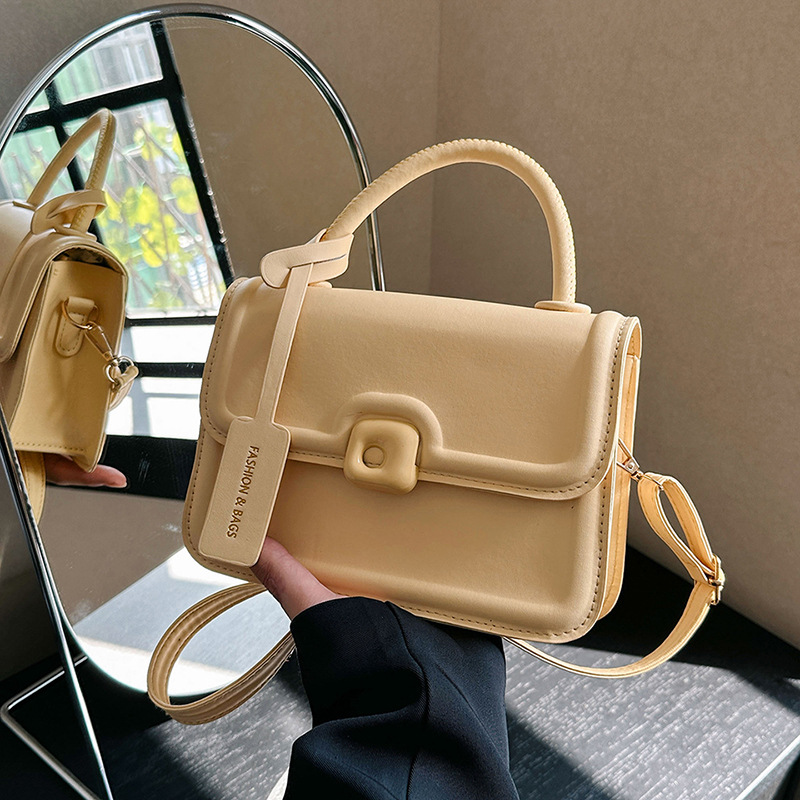 A trendy and niche design bag for women in the summer of 2025, a fashionable crossbody bag and a small square handbag full figure