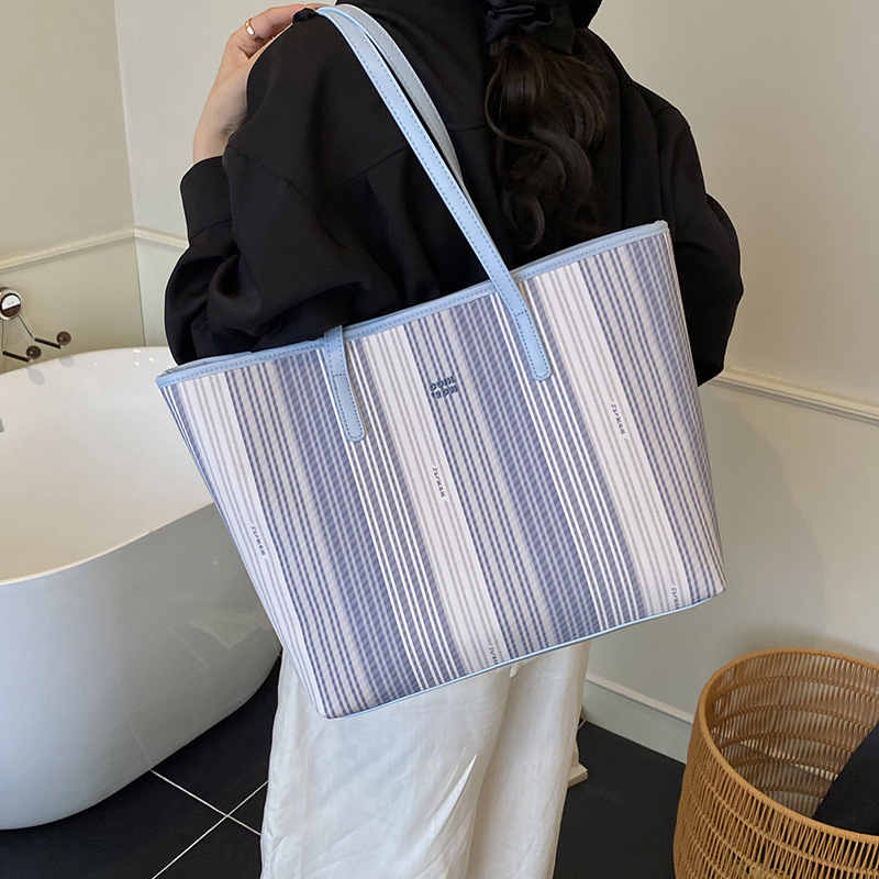 Large-capacity tote bag 2025 Summer new style fashionable casual handbag, striped simple shoulder bag, versatile underarm bag details Picture
