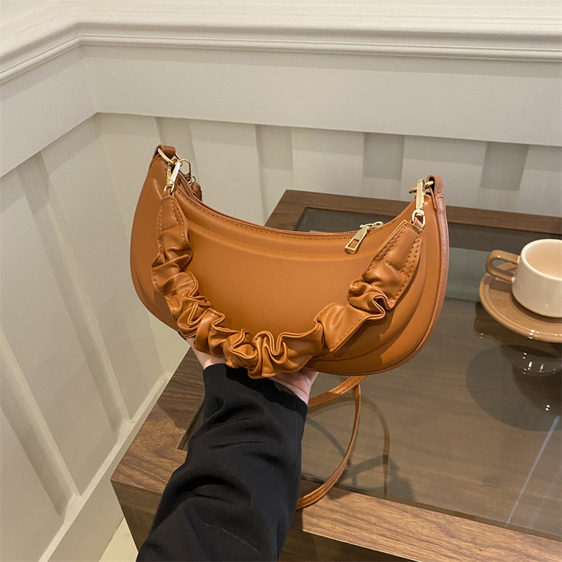 This year, pleated hand-held underarm bags are in fashion. The 2024 new French, niche, high-quality and versatile crossbody bag for women full figure