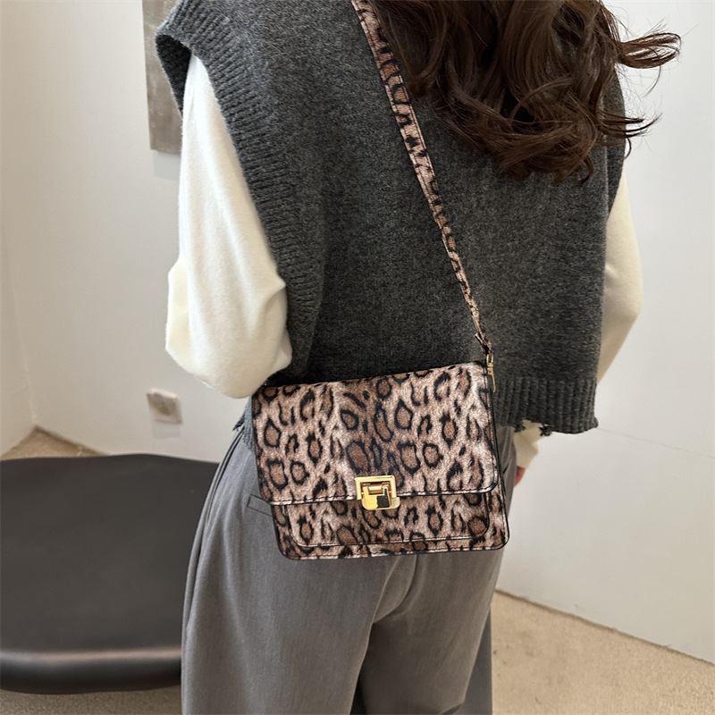 This stylish, unique and niche design is a trendy and simple single-shoulder crossbody small square handbag for commuting in 2024 details Picture